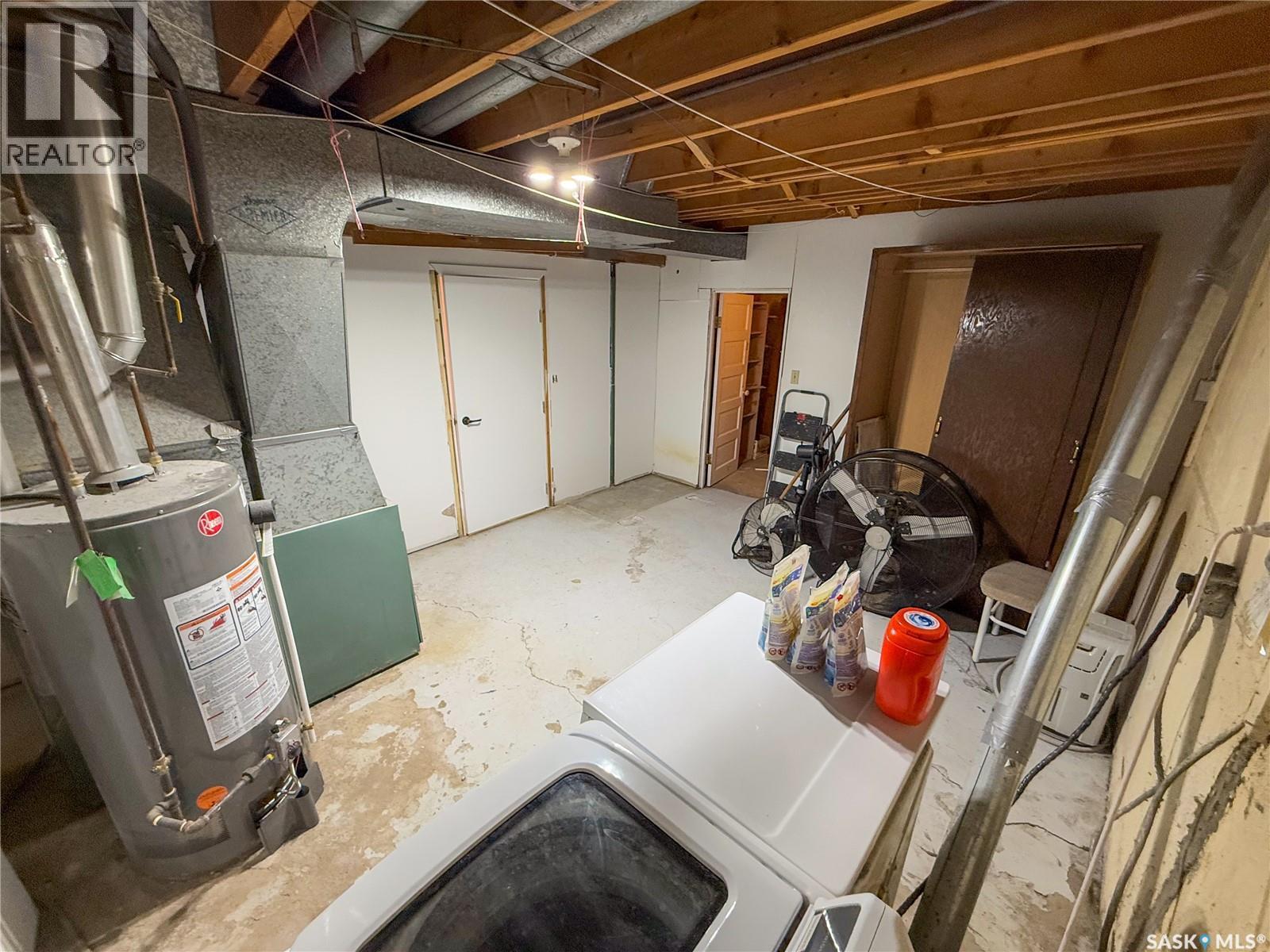 208 1St Street E, Climax, SK - Indoor Photo Showing Basement