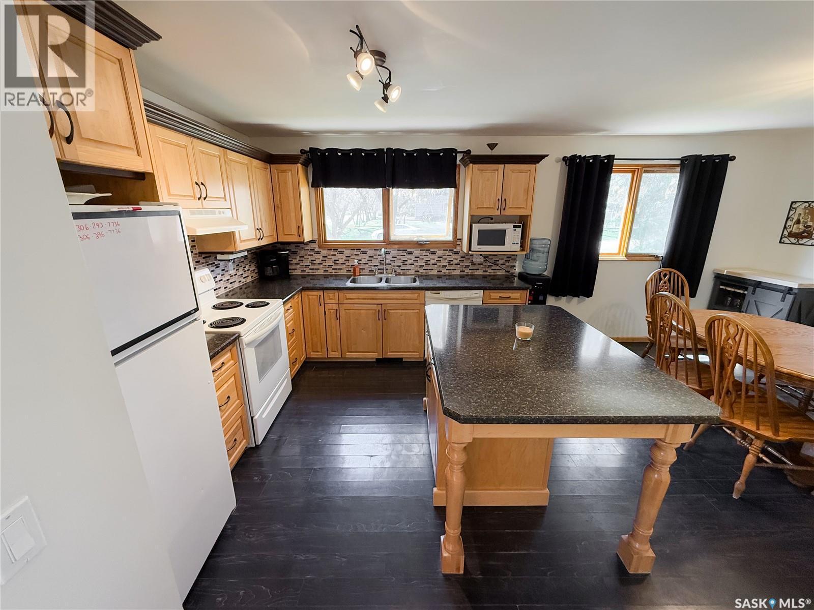 208 1St Street E, Climax, SK - Indoor Photo Showing Kitchen With Double Sink