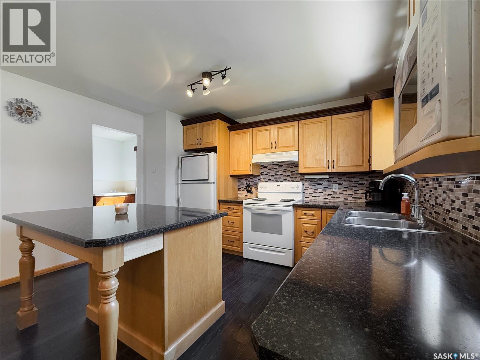 208 1St Street E, Climax, SK - Indoor Photo Showing Kitchen With Double Sink