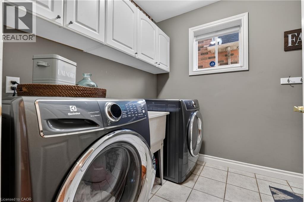 Main floor laundry - 734 Brigadoon Drive, Hamilton, ON - Indoor Photo Showing Laundry Room
