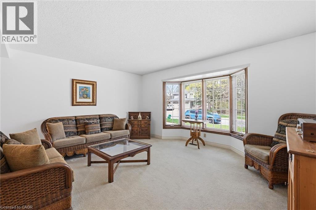 2018 Barlow Crescent, Burlington, ON - Indoor Photo Showing Living Room