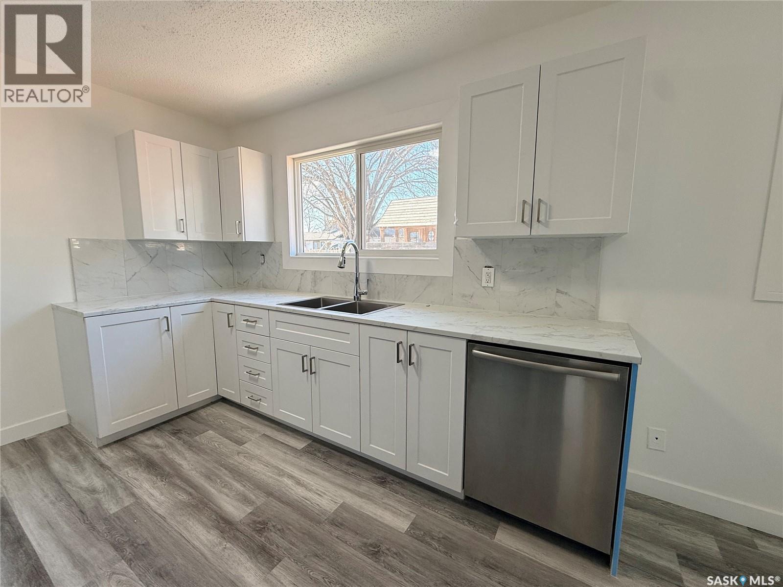 61 Maxwell Crescent, Saskatoon, SK - Indoor Photo Showing Kitchen With Double Sink