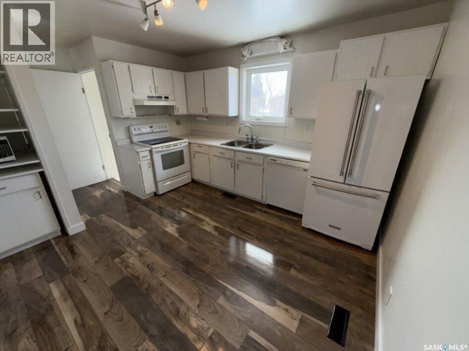 24 Albert Place, Hepburn, SK - Indoor Photo Showing Kitchen With Double Sink