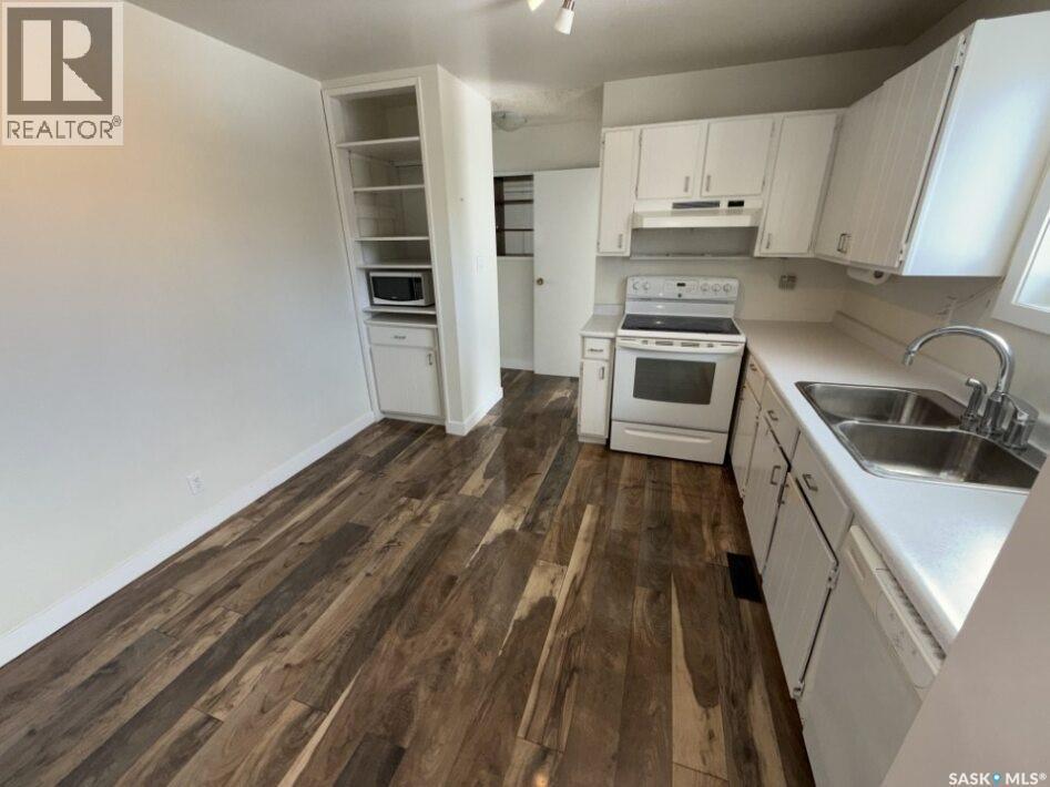 24 Albert Place, Hepburn, SK - Indoor Photo Showing Kitchen With Double Sink