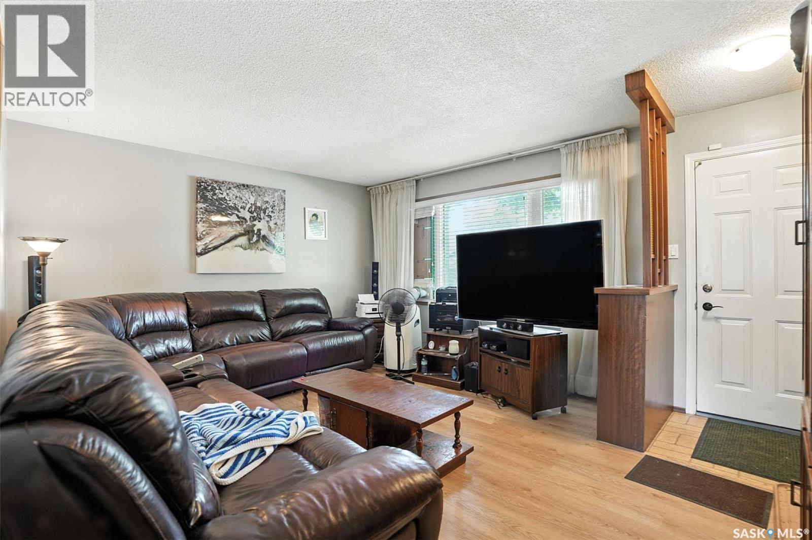 97 Maxwell Crescent, Saskatoon, SK - Indoor Photo Showing Living Room
