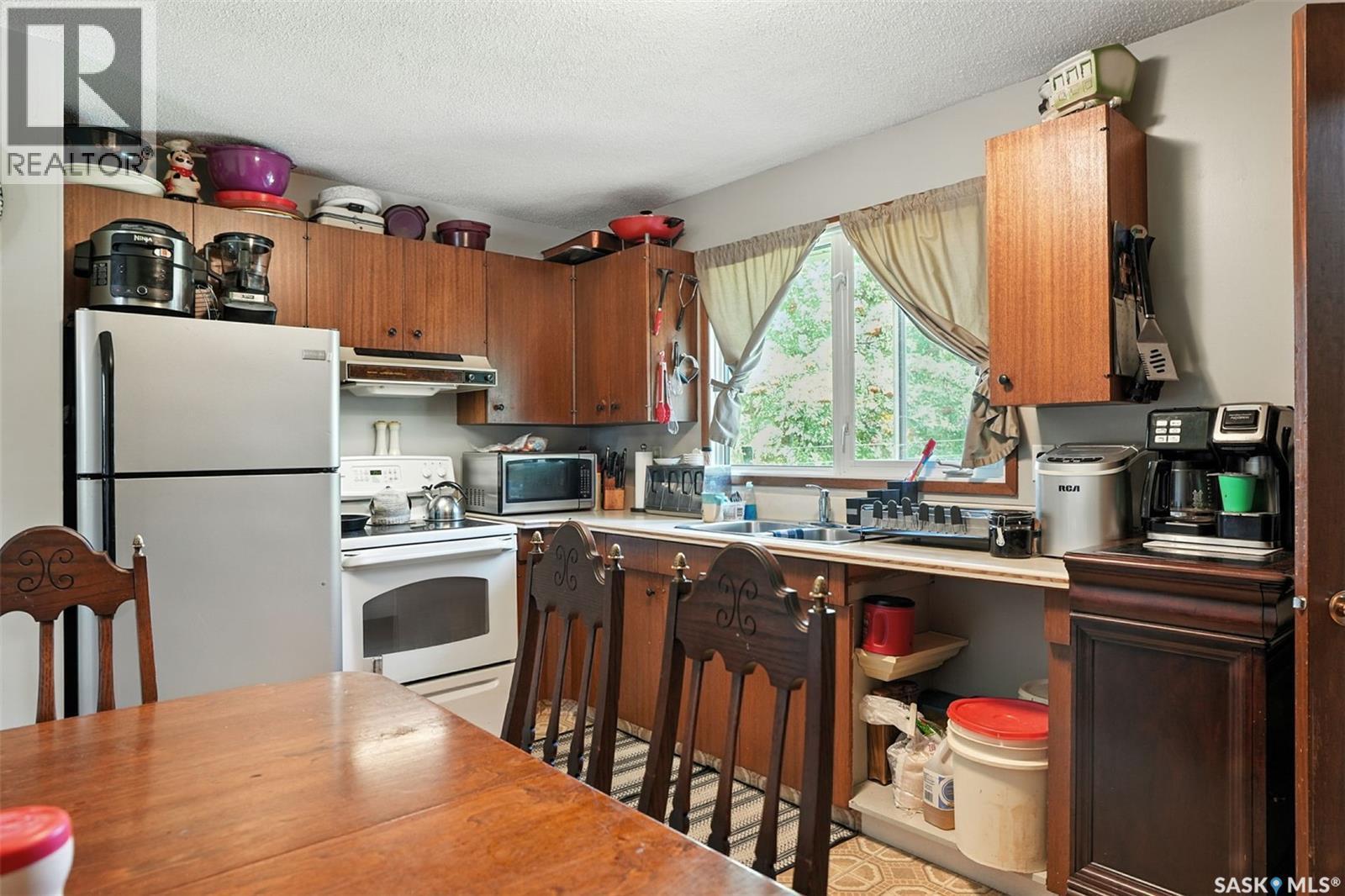 97 Maxwell Crescent, Saskatoon, SK - Indoor Photo Showing Kitchen With Double Sink