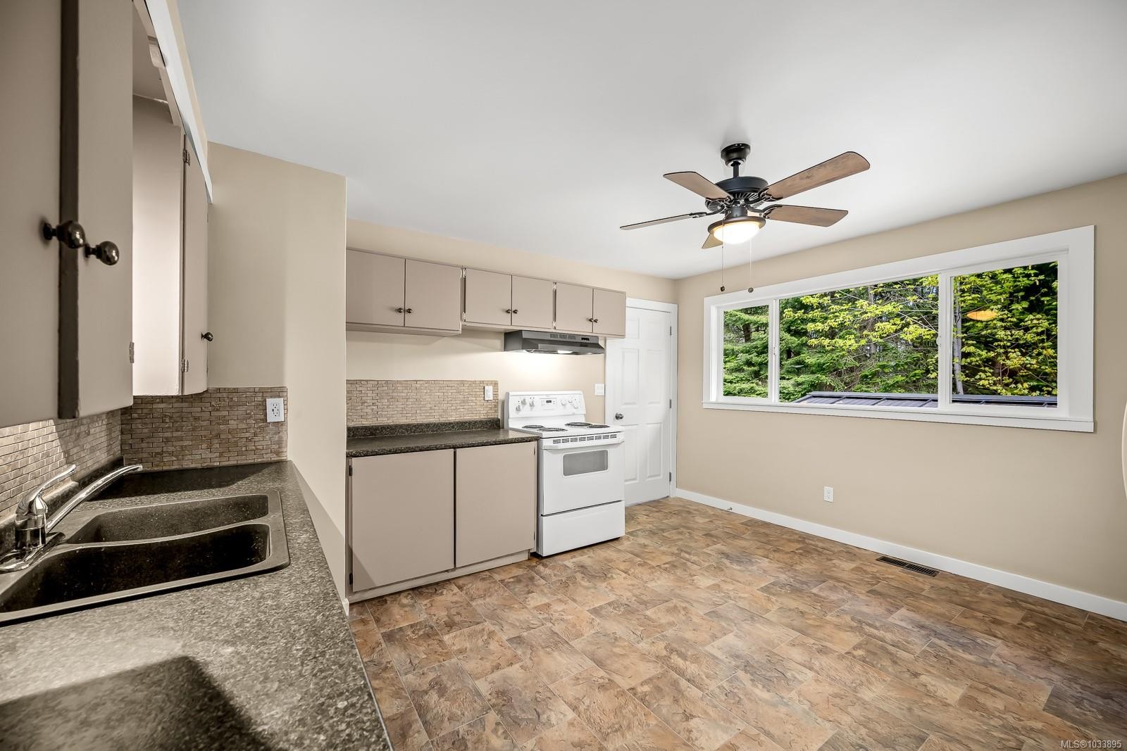 290 Herondale Rd, Royston, BC