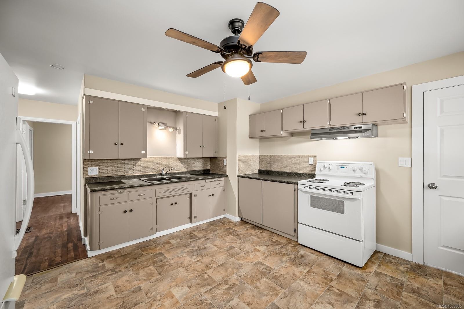 290 Herondale Rd, Royston, BC