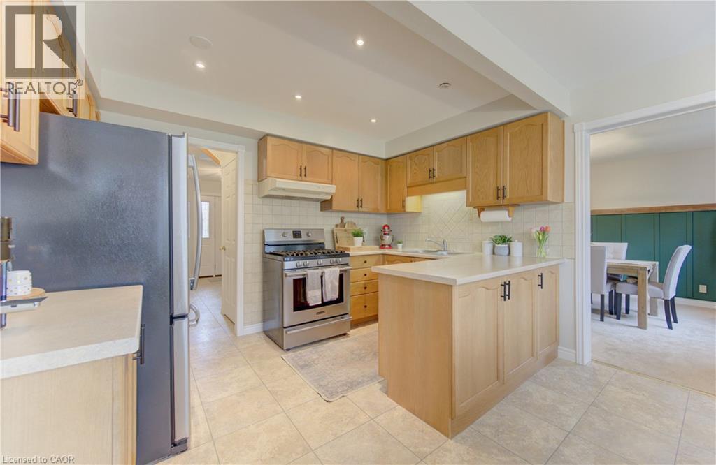 159 Burnett Avenue, Cambridge, ON - Indoor Photo Showing Kitchen