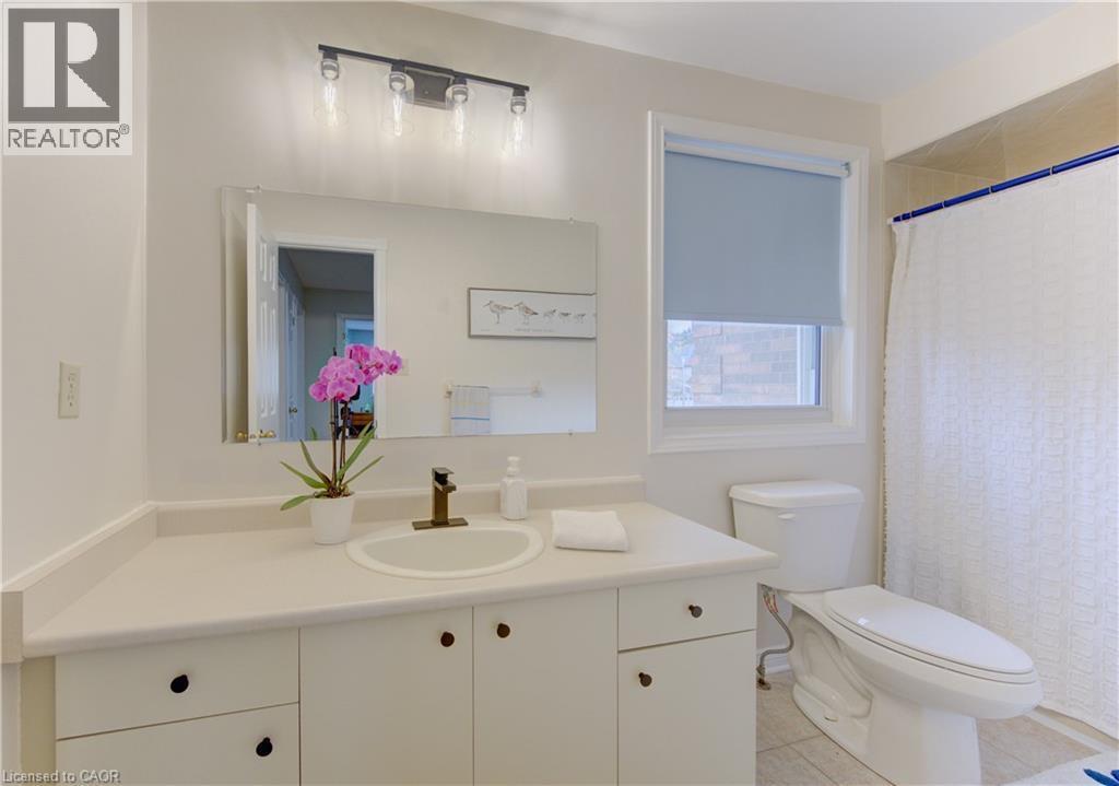 159 Burnett Avenue, Cambridge, ON - Indoor Photo Showing Bathroom