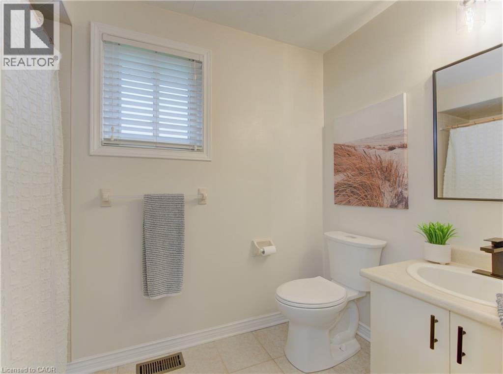 159 Burnett Avenue, Cambridge, ON - Indoor Photo Showing Bathroom