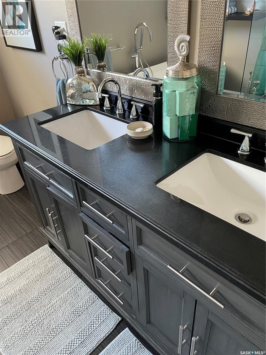 451 Hastings Crescent, Saskatoon, SK - Indoor Photo Showing Bathroom
