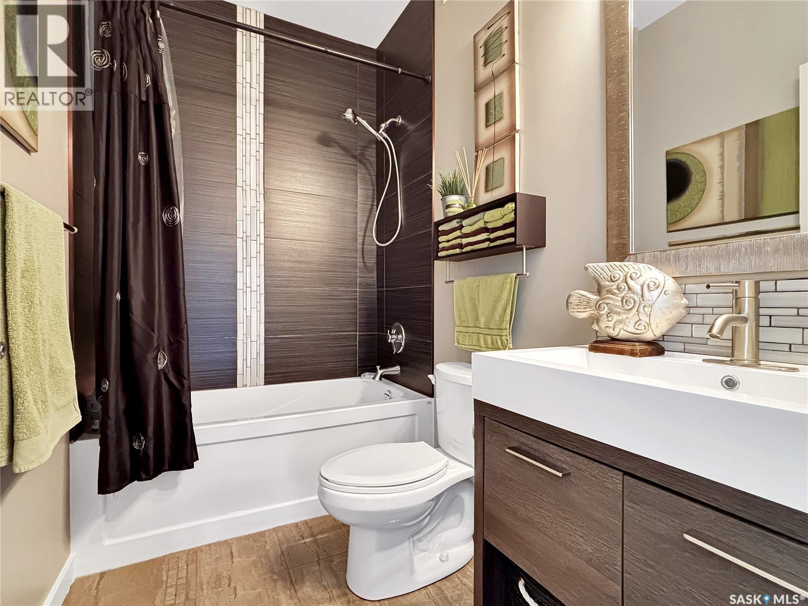 451 Hastings Crescent, Saskatoon, SK - Indoor Photo Showing Bathroom