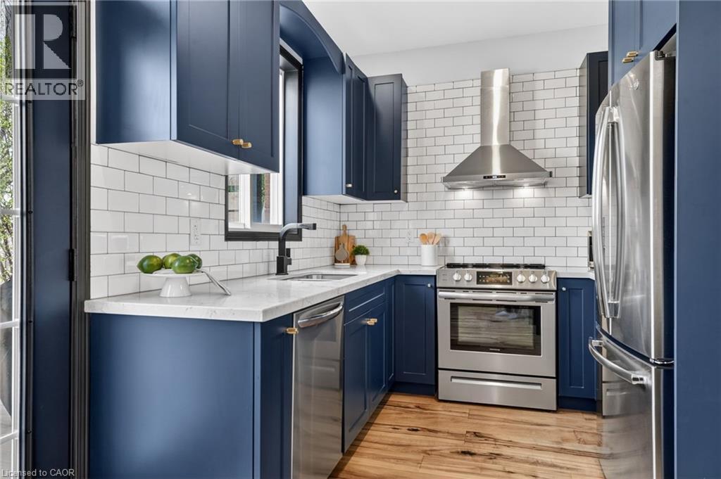 62 Moore Crescent, Ancaster, ON - Indoor Photo Showing Kitchen With Upgraded Kitchen