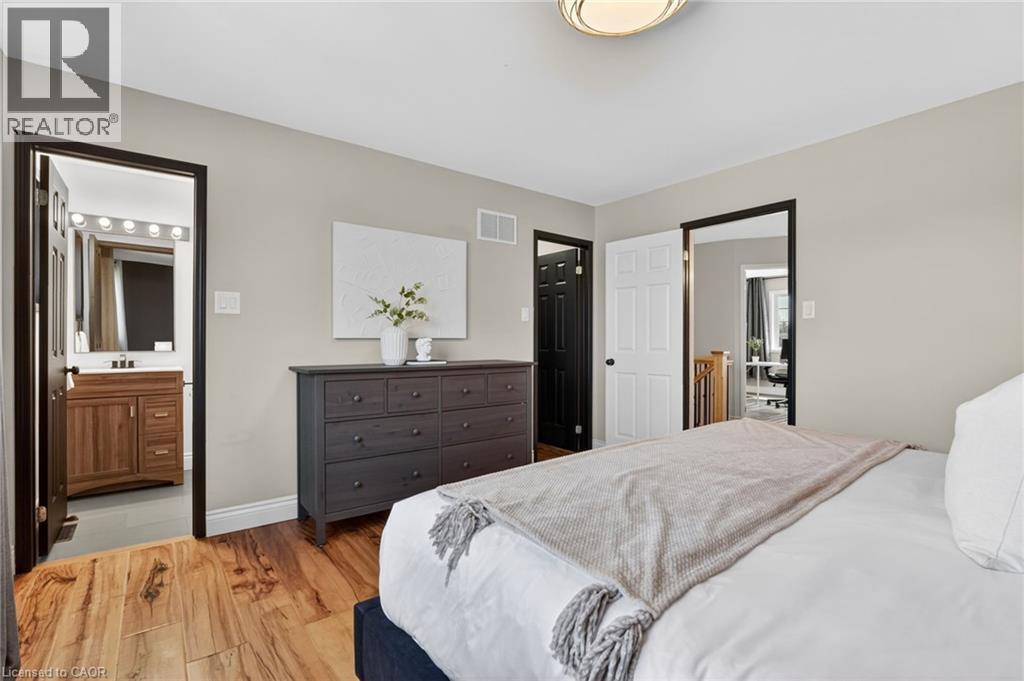 62 Moore Crescent, Ancaster, ON - Indoor Photo Showing Bedroom