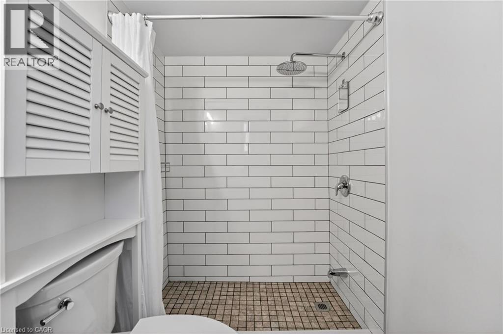 62 Moore Crescent, Ancaster, ON - Indoor Photo Showing Bathroom