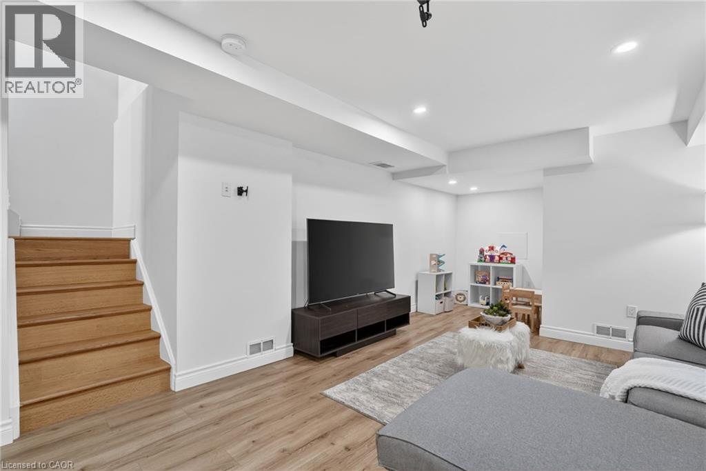 62 Moore Crescent, Ancaster, ON - Indoor Photo Showing Living Room
