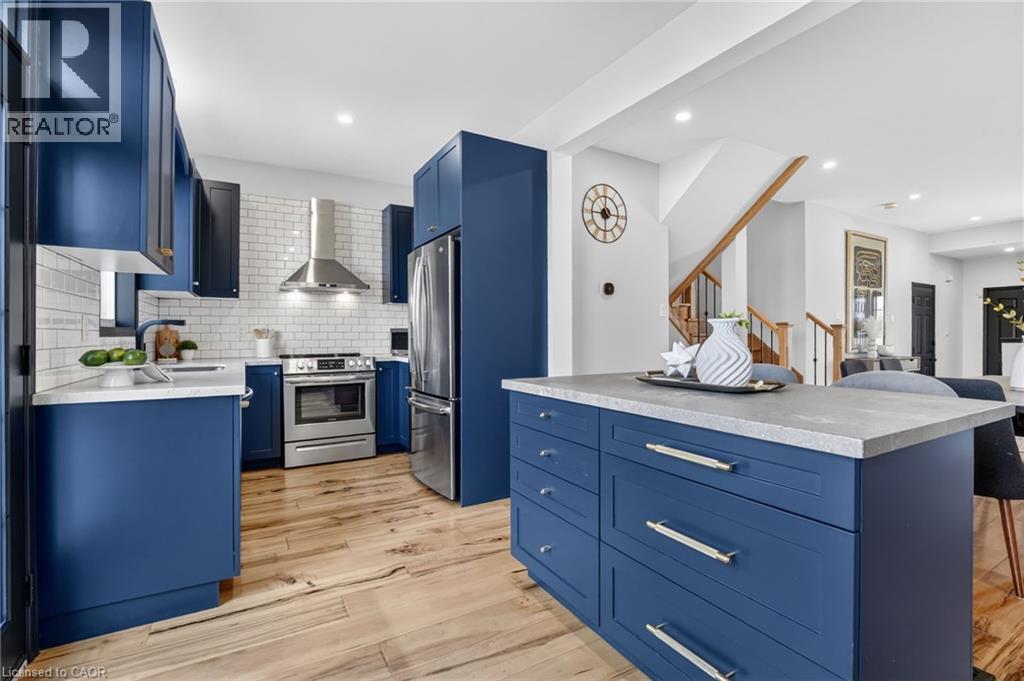62 Moore Crescent, Ancaster, ON - Indoor Photo Showing Kitchen With Upgraded Kitchen