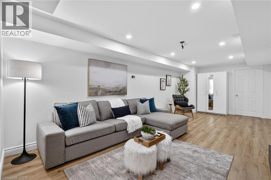 62 Moore Crescent, Ancaster, ON - Indoor Photo Showing Living Room