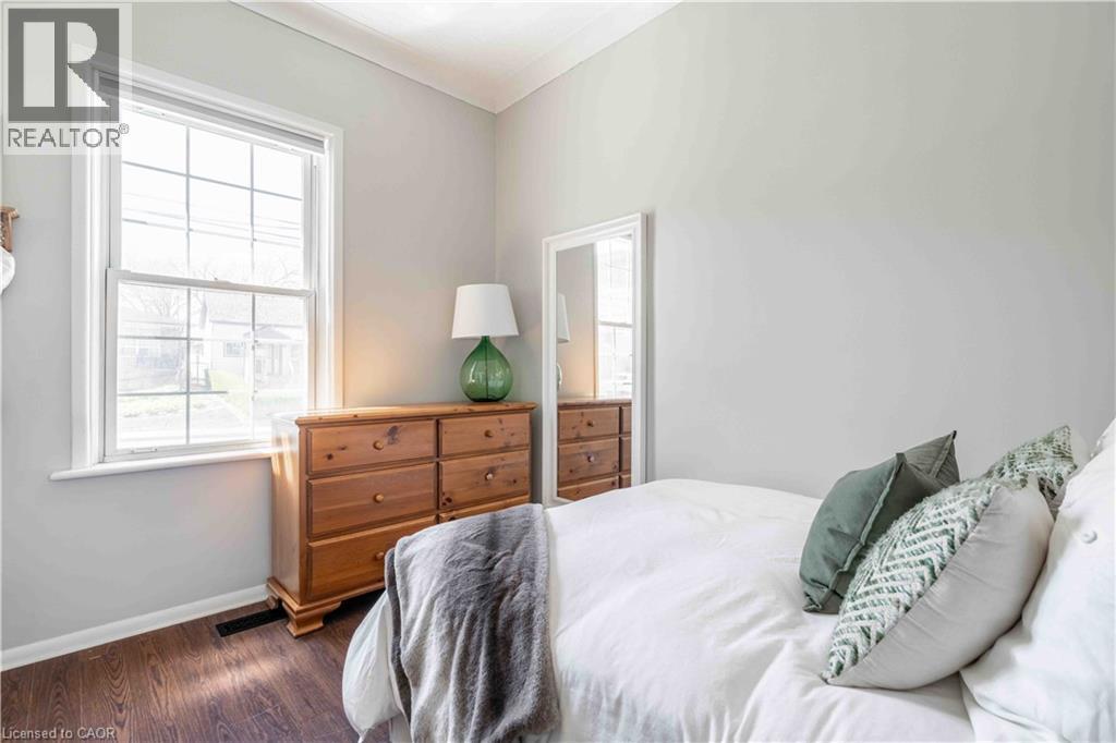 203 Wood Street E, Hamilton, ON - Indoor Photo Showing Bedroom