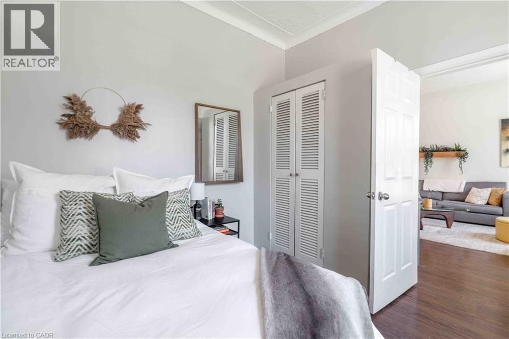203 Wood Street E, Hamilton, ON - Indoor Photo Showing Bedroom