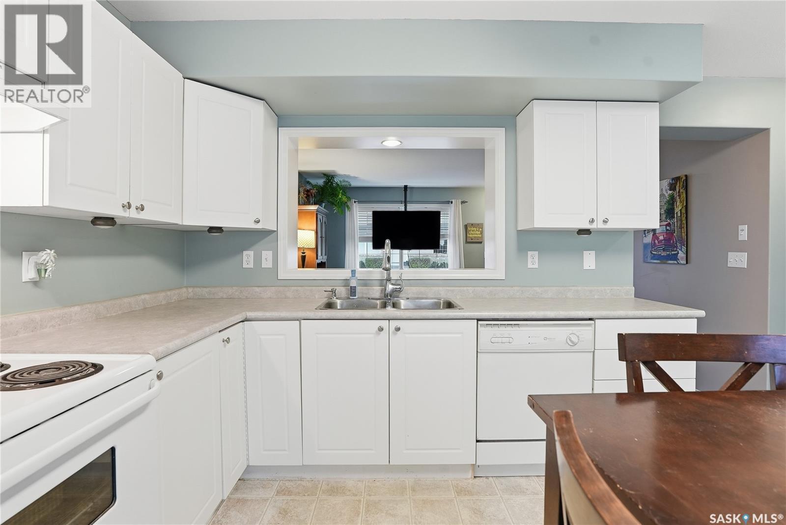 213 663 Beckett Crescent, Saskatoon, SK - Indoor Photo Showing Kitchen With Double Sink