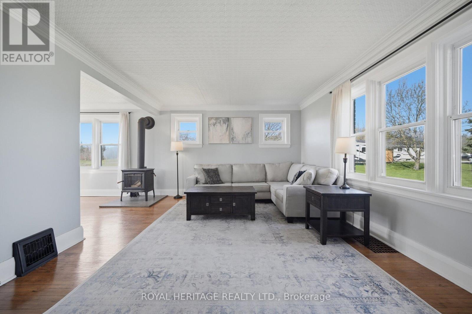 2203 Highway #2, Clarington, ON - Indoor Photo Showing Living Room