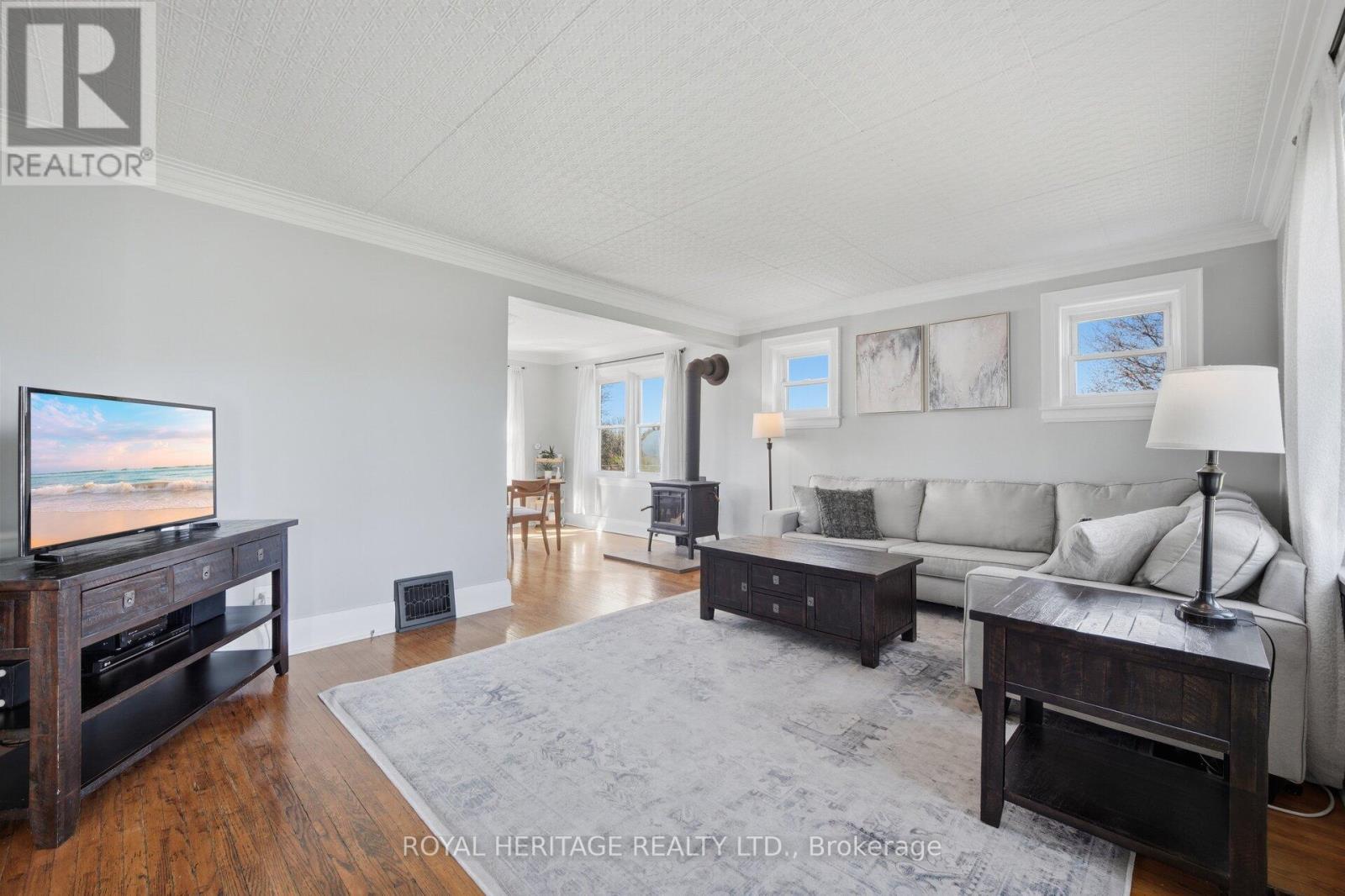 2203 Highway #2, Clarington, ON - Indoor Photo Showing Living Room