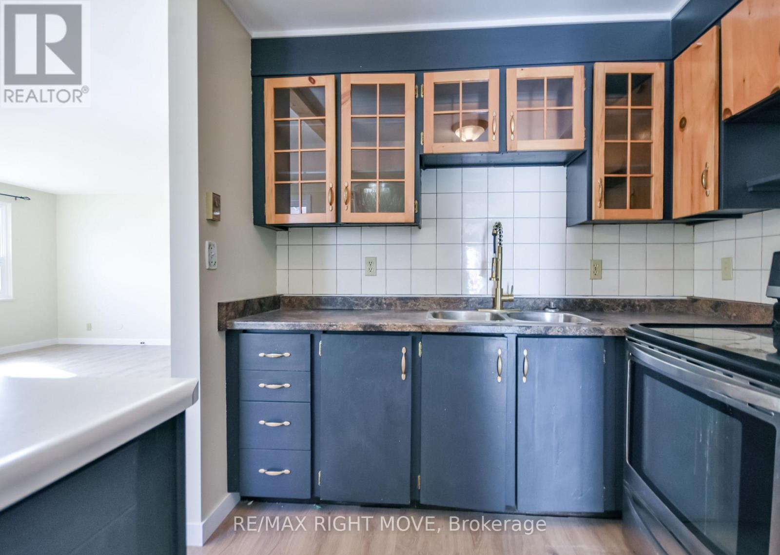 162 Pratt Crescent, Gravenhurst, ON - Indoor Photo Showing Kitchen With Double Sink