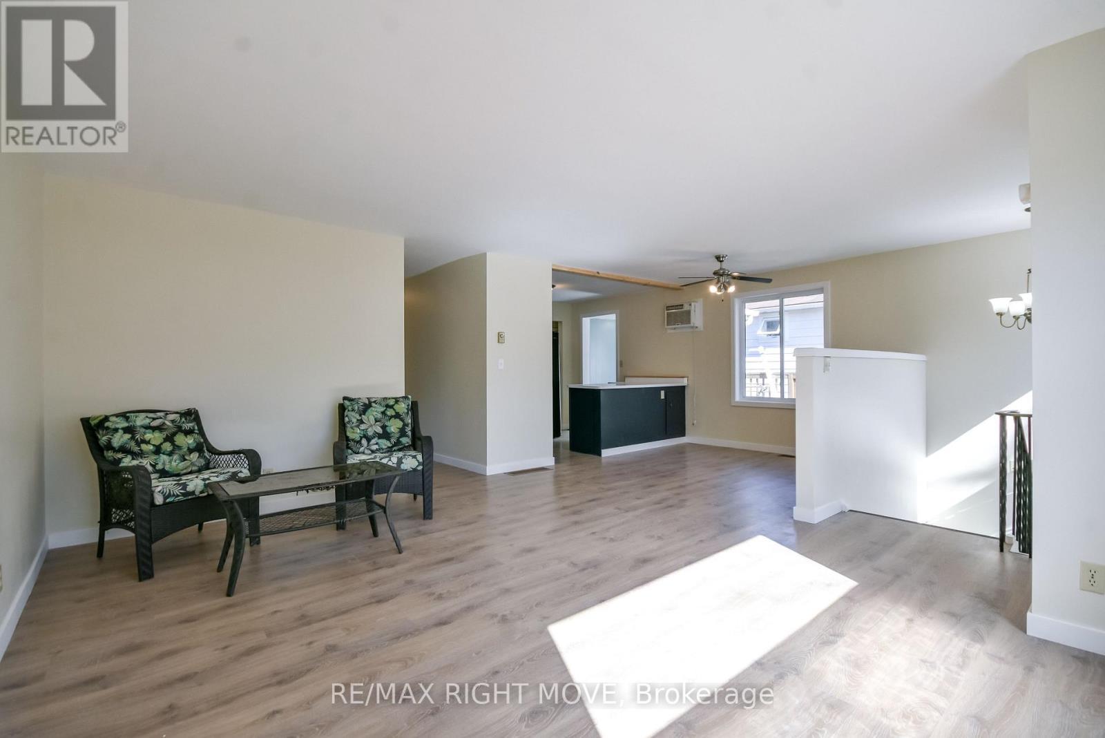 162 Pratt Crescent, Gravenhurst, ON - Indoor Photo Showing Living Room