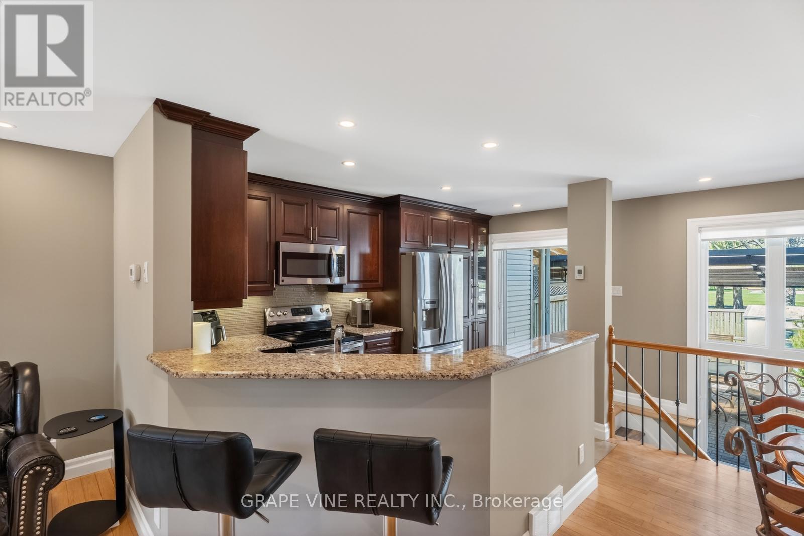 142 College Circle, Ottawa, ON - Indoor Photo Showing Kitchen With Upgraded Kitchen