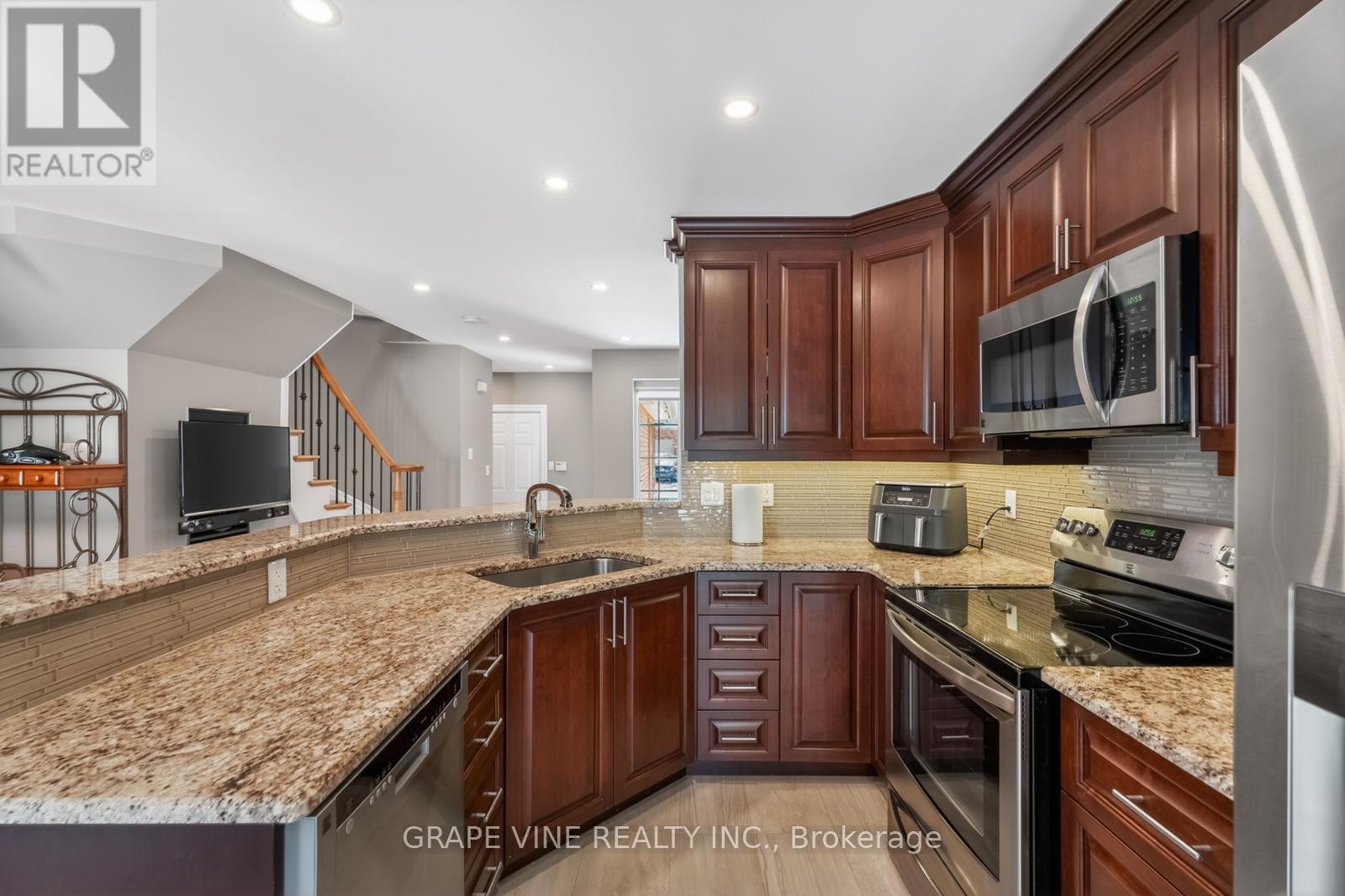 142 College Circle, Ottawa, ON - Indoor Photo Showing Kitchen