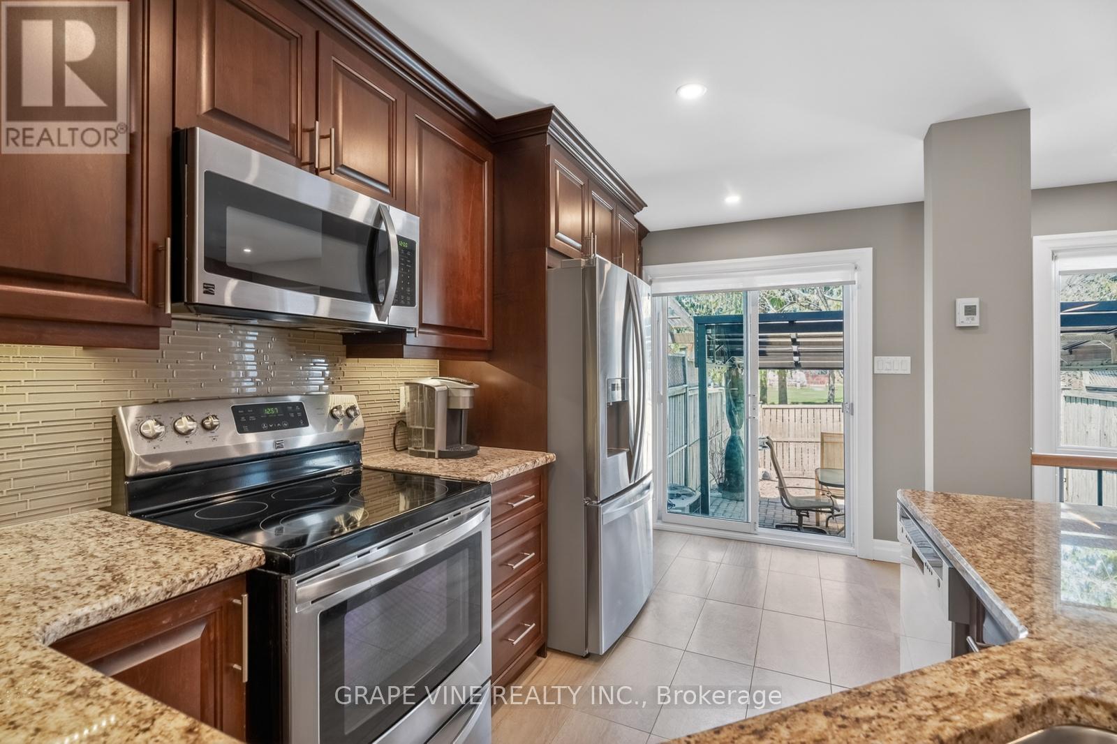 142 College Circle, Ottawa, ON - Indoor Photo Showing Kitchen With Upgraded Kitchen