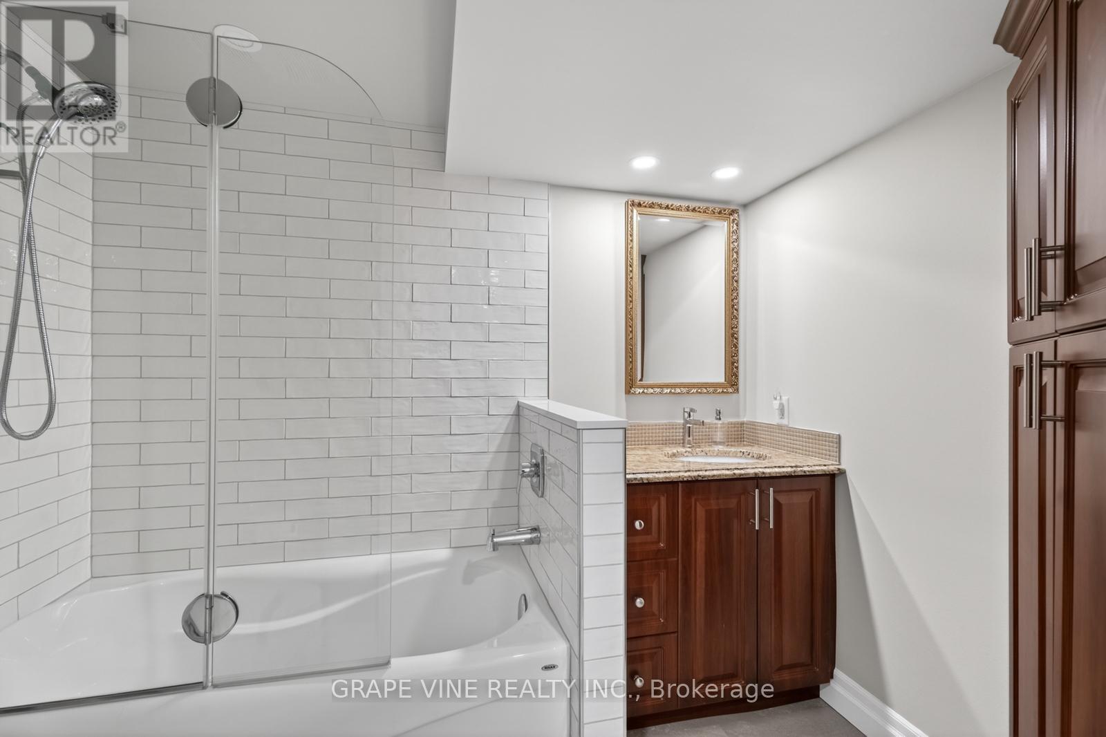 142 College Circle, Ottawa, ON - Indoor Photo Showing Bathroom