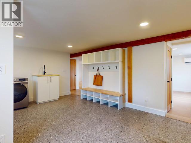5461 Maple Ave, Powell River, BC - Indoor Photo Showing Laundry Room