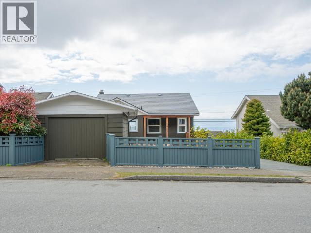 5461 Maple Ave, Powell River, BC - Outdoor
