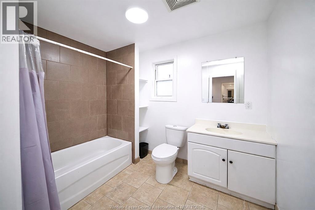 3463 Harris Street, Windsor, ON - Indoor Photo Showing Bathroom