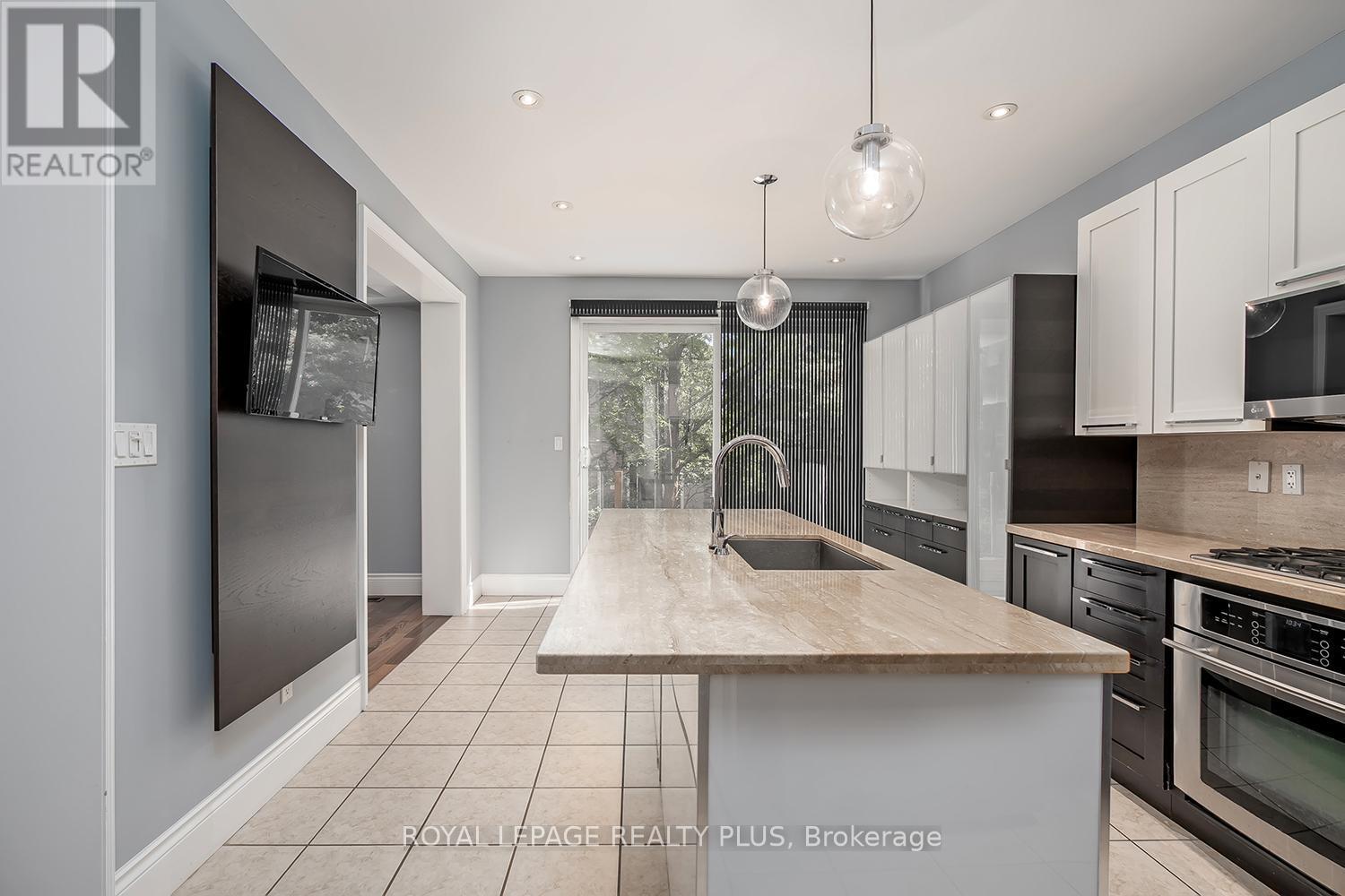329 Tonelli Lane, Milton, ON - Indoor Photo Showing Kitchen With Upgraded Kitchen
