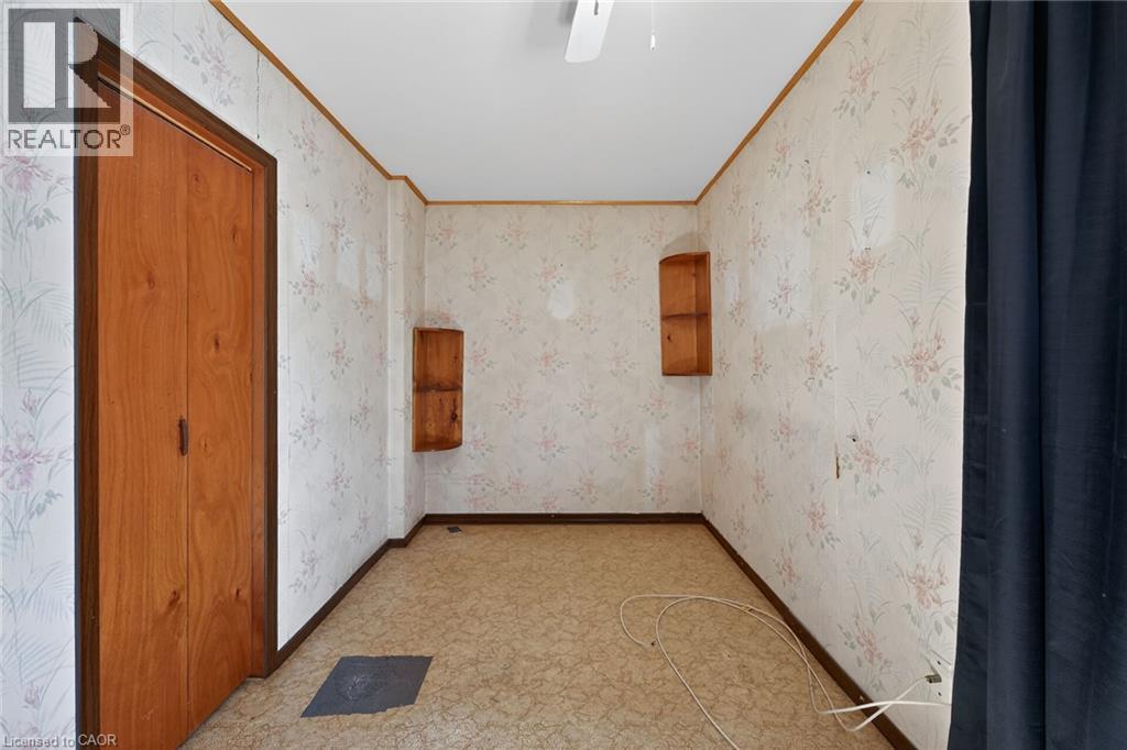 Room featuring patterned wallpaper and wood-finish trim - 192 Ivon Avenue, Hamilton, ON - Indoor Photo Showing Other Room