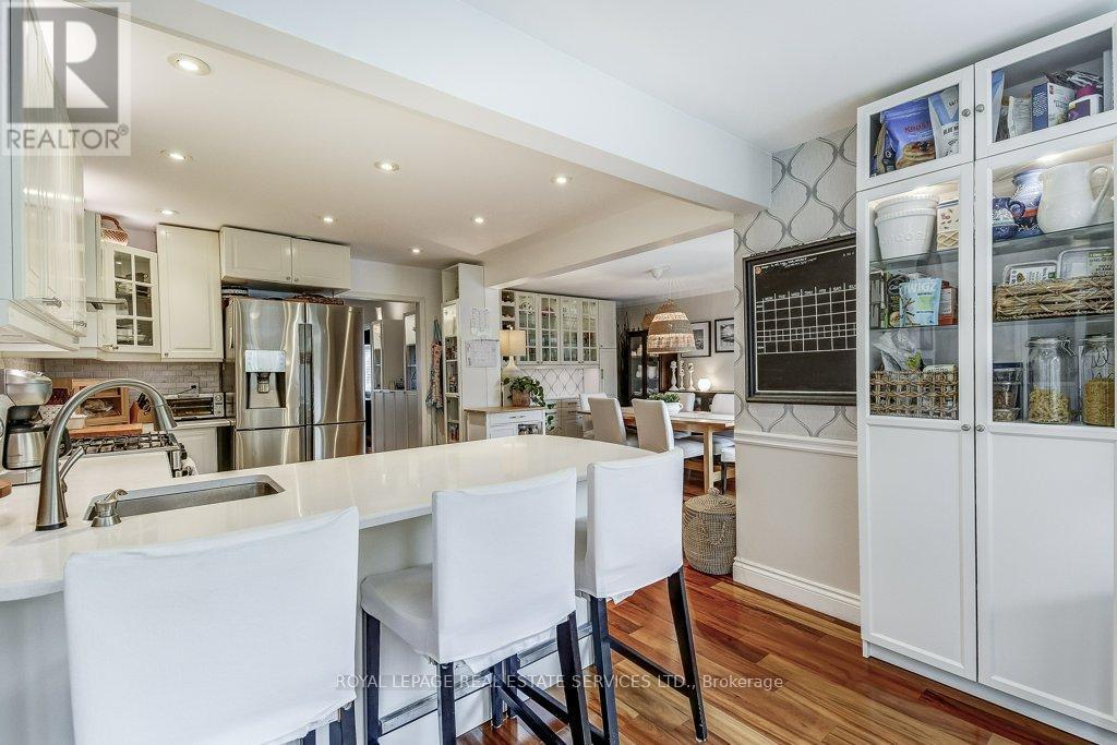 Room for 3 barstools - 1279 Old English Lane, Oakville, ON - Indoor