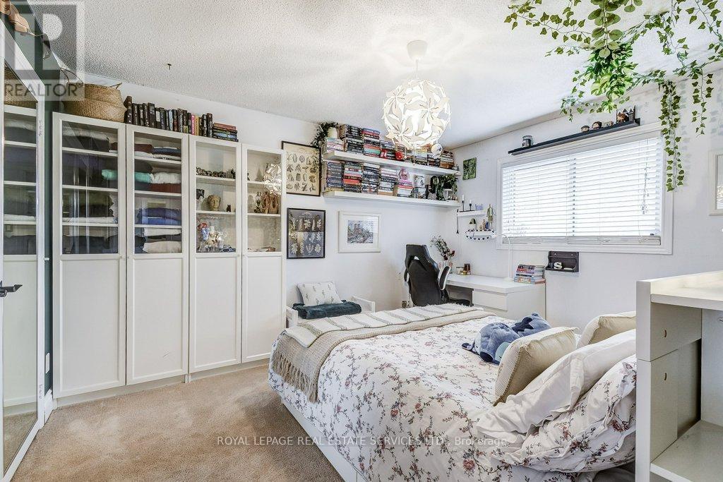 Good size bedrooms - 1279 Old English Lane, Oakville, ON - Indoor Photo Showing Bedroom