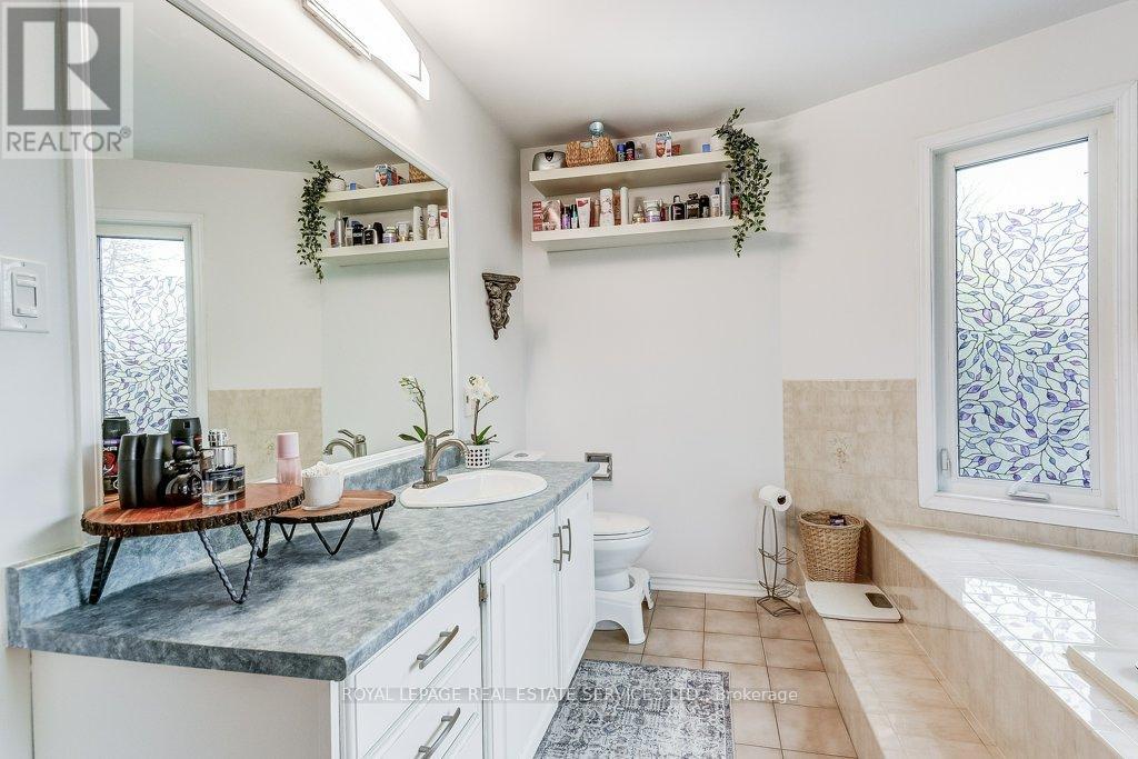 Separate Shower and Tub - 1279 Old English Lane, Oakville, ON - Indoor Photo Showing Bathroom