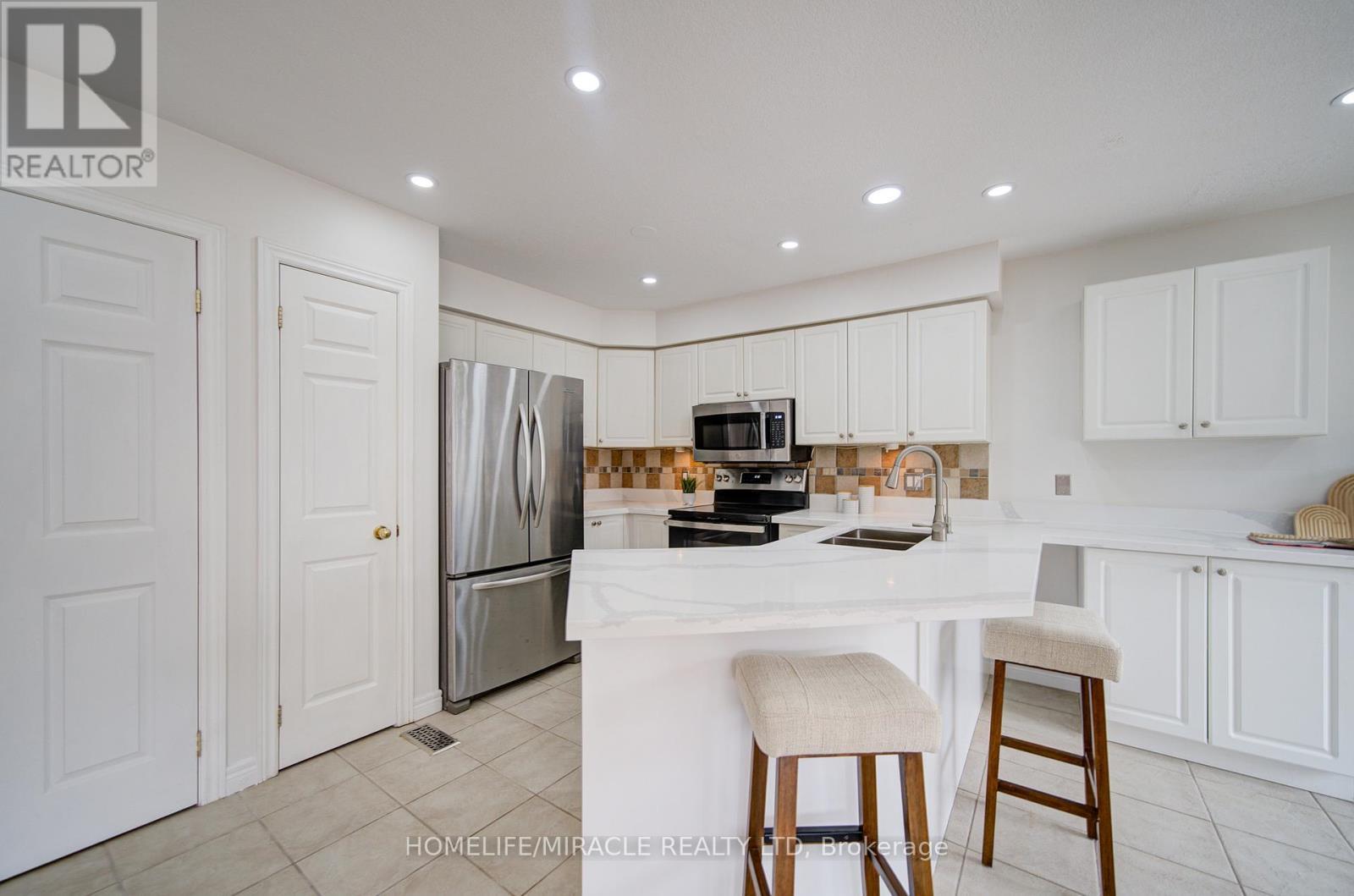 55 Mcfarlane Drive, Cambridge, ON - Indoor Photo Showing Kitchen