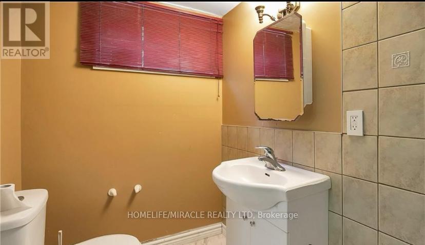 1430 Upper Gage Avenue, Hamilton, ON - Indoor Photo Showing Bathroom