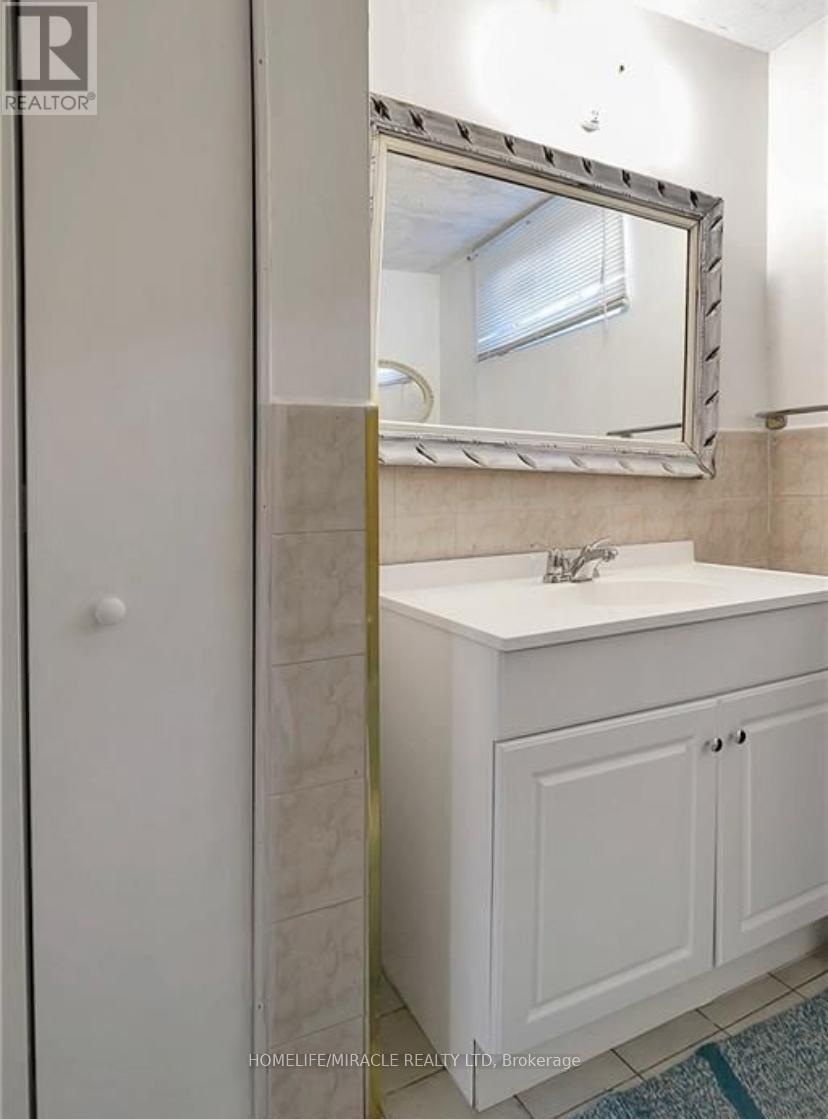 1430 Upper Gage Avenue, Hamilton, ON - Indoor Photo Showing Bathroom