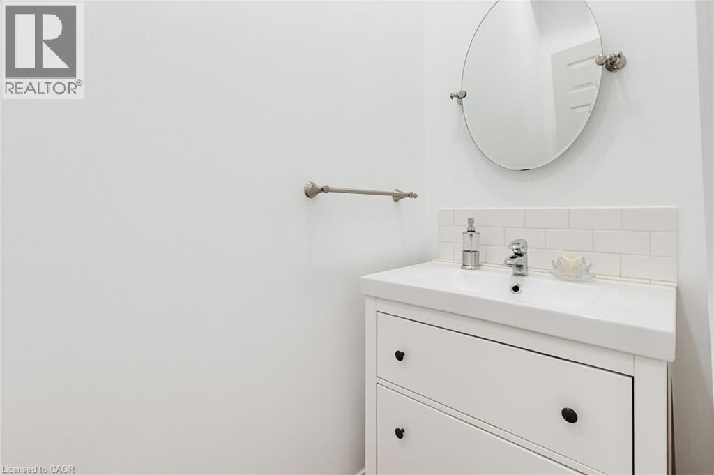 42 Erie Avenue, Hamilton, ON - Indoor Photo Showing Bathroom