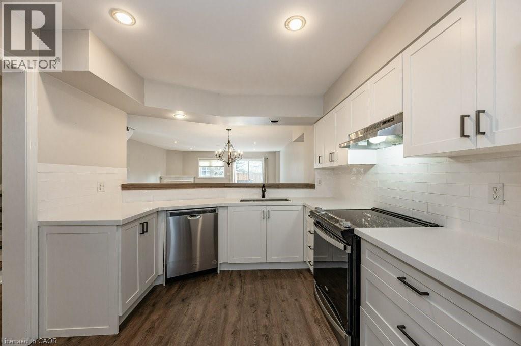 3542 Fowler Court, Burlington, ON - Indoor Photo Showing Kitchen With Upgraded Kitchen