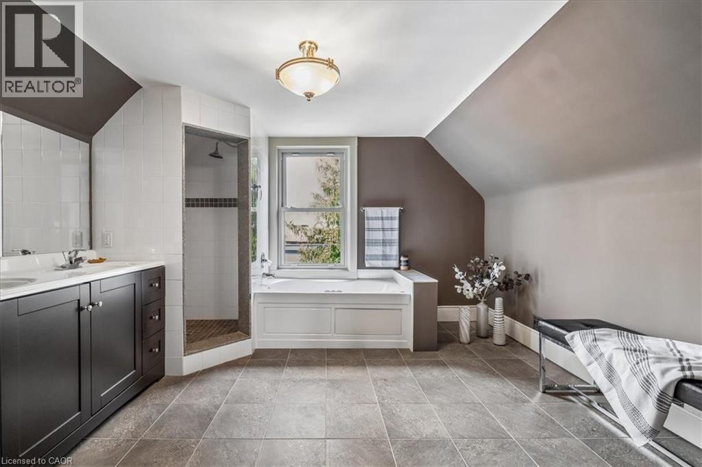 40 Stanley Avenue, Hamilton, ON - Indoor Photo Showing Bathroom