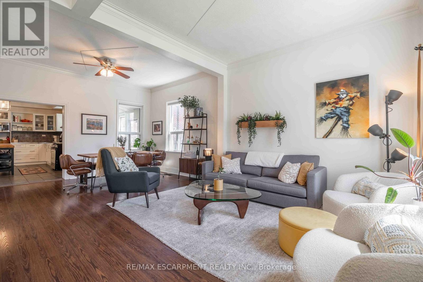 203 Wood Street E, Hamilton, ON - Indoor Photo Showing Living Room