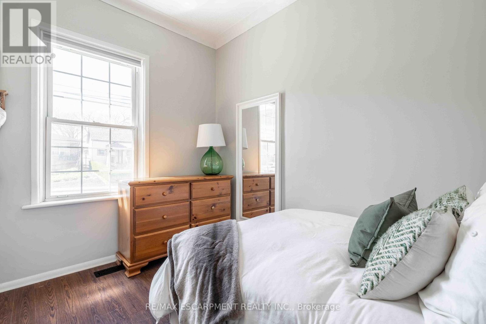 203 Wood Street E, Hamilton, ON - Indoor Photo Showing Bedroom